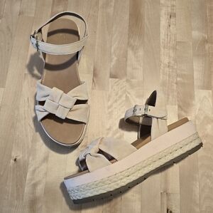 UGG Neusch Platform Sandal Size 9